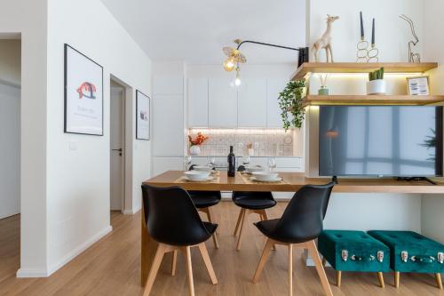 Upscale Flats w Garage & Terrace by Host Wise