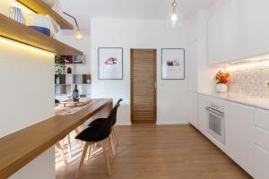Upscale Flats w Garage & Terrace by Host Wise