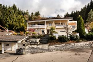 Villa am First