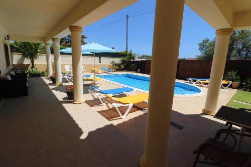 VILLA EBER - independent 1 & 2 bedroom apartments, pool, air con, fast Wi-Fi, near old town of Albufeira and beaches