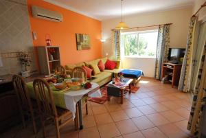 VILLA EBER - independent 1 & 2 bedroom apartments, pool, air con, fast Wi-Fi, near old town of Albufeira and beaches