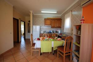 VILLA EBER - independent 1 & 2 bedroom apartments, pool, air con, fast Wi-Fi, near old town of Albufeira and beaches