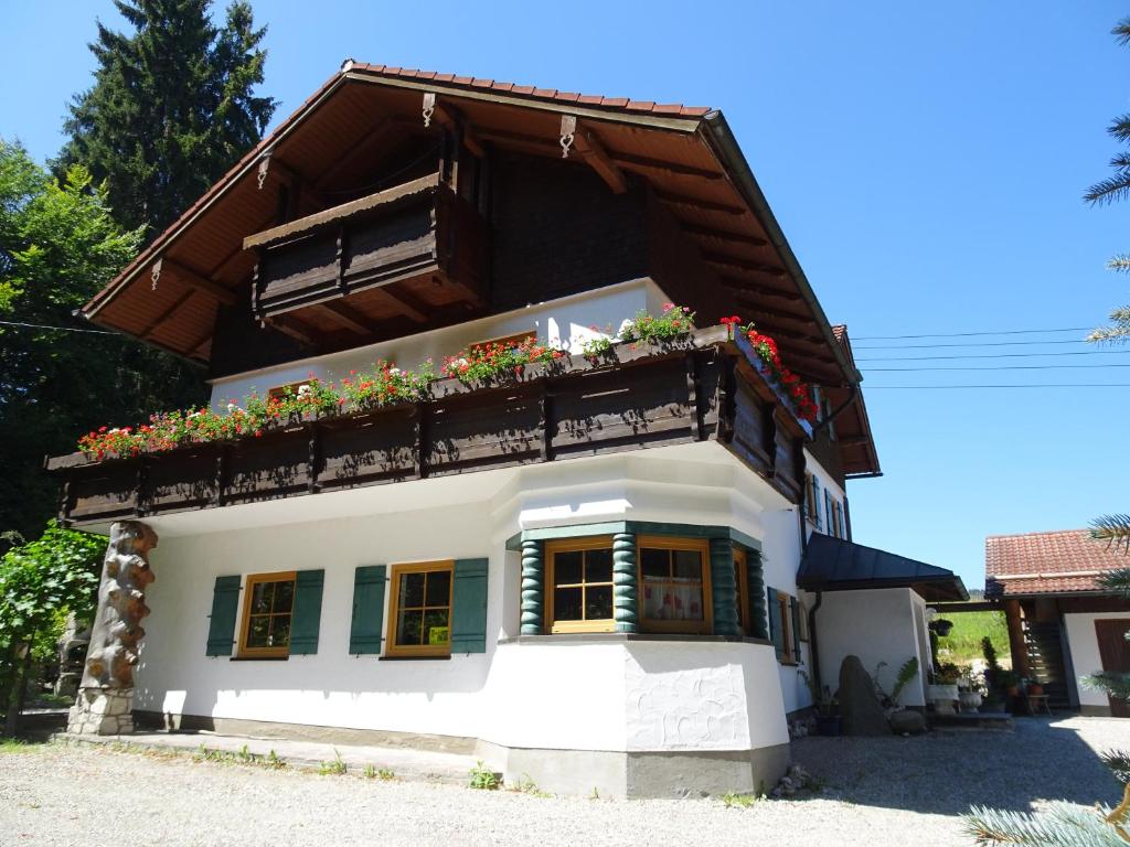 Appartements Villa im Wald Fussenerstr. 60 87672 Roßhaupten