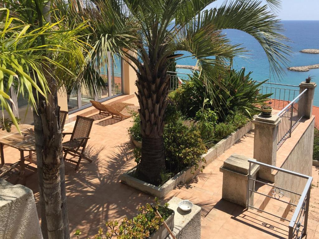 Appartements Villa l'ensoleillée vue panoramique mer, 250 m de la plage et du centre ville 20 Boulevard de Garavan 06500 Menton