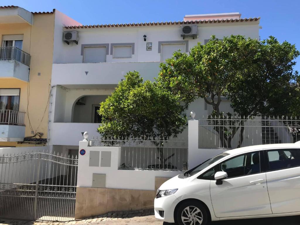 Villa Maria Alvor - Luxury townhouse in the centre of Alvor with 2 independent three bedroom apartments on the ground and first floor Rua Poeta Antonio Aleixo  n:9, 8500-025 Alvor