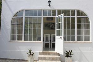 Villa Maria Alvor - Luxury townhouse in the centre of Alvor with 2 independent three bedroom apartments on the ground and first floor