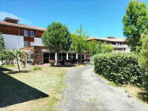 Appartements Villa Rose de Mons - Résidence Services Senior 12 Avenue de Viana 33650 La Brède Aquitaine