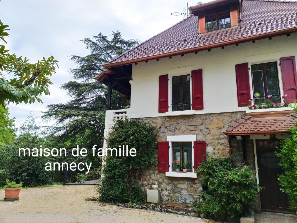 Appartements VILLA SERANDITE maison de famille 2 Place du Château 74000 Annecy