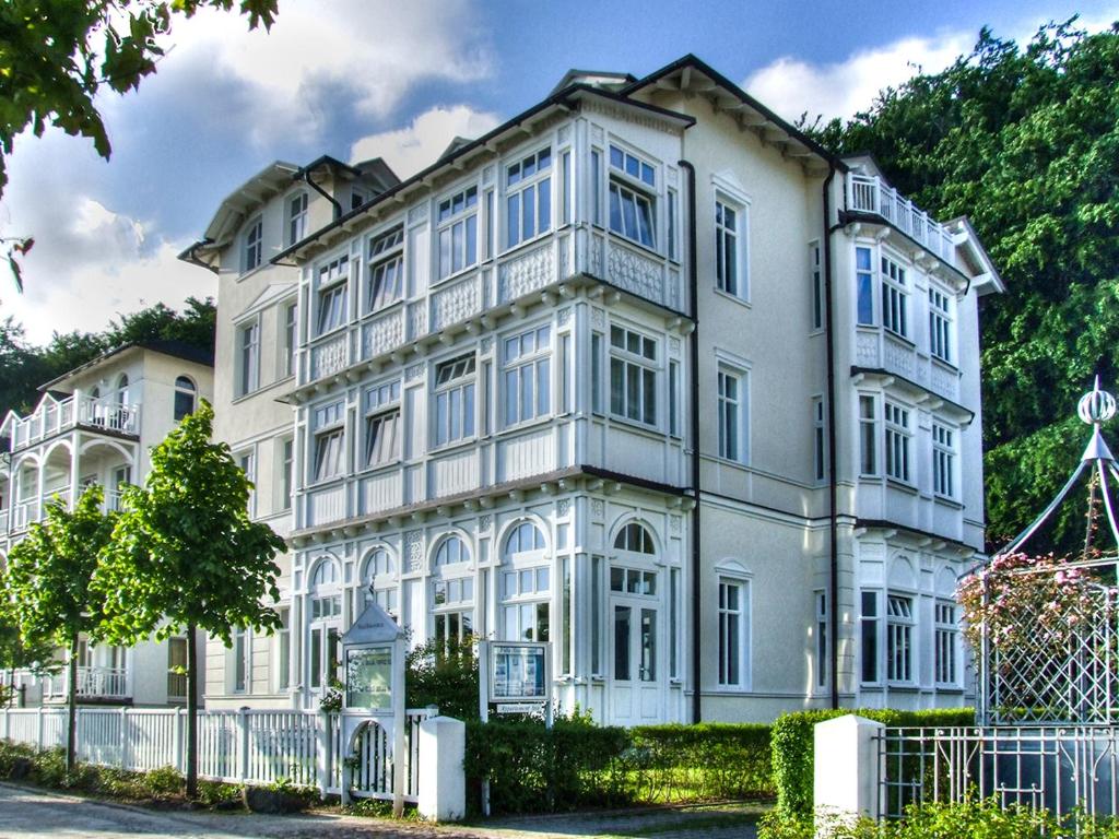 Villa Strandeck - Ferienwohnungen direkt am Strand Strandpromenade 3, 18609 Binz