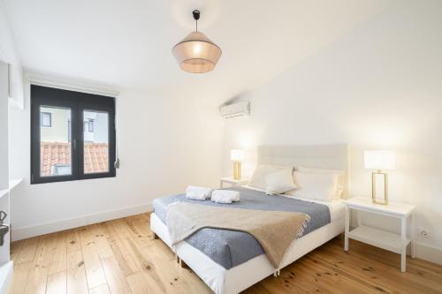 Warm and Cozy Parquet Flooring Apartment in Almada