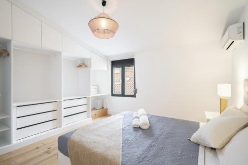 Warm and Cozy Parquet Flooring Apartment in Almada