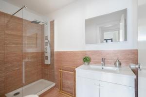Warm and Cozy Parquet Flooring Apartment in Almada