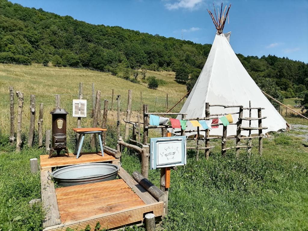 Zurück zur Natur - Urlaub im Zirkuswagen, Sommeratelier oder Tipi Langwieserhof 1, 67742 Adenbach