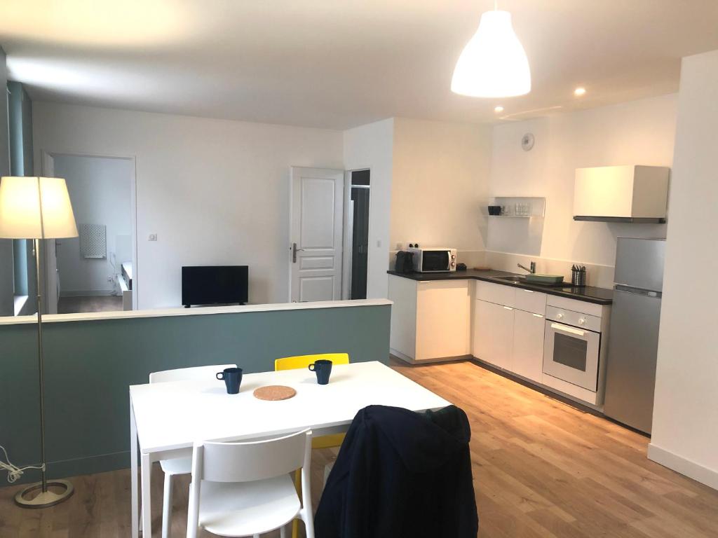 Appartements Apprt calme 2 chambres, proche thermes et centre ville, parking gratuit 13 Rue du Cure Marion, 39000 Lons-le-Saunier