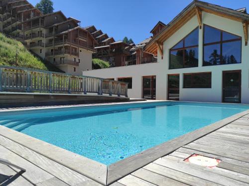 Appartement Apt T3 en duplex Chalet des Rennes Vars 2000m Piscine intérieure et extérieure Résidence Les Chalets des Rennes Vars