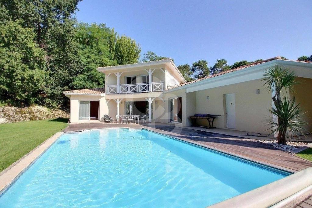 Villa Arcachon Belle villa avec piscine et jardin privatifs - 4 chambres 22 Avenue du Maréchal Foch, 33120 Arcachon