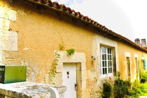 Maison de vacances As seen on A New Life in The Sun - Beautiful 3 bedroom cottage with shared pool Les Bouchiers Montboyer