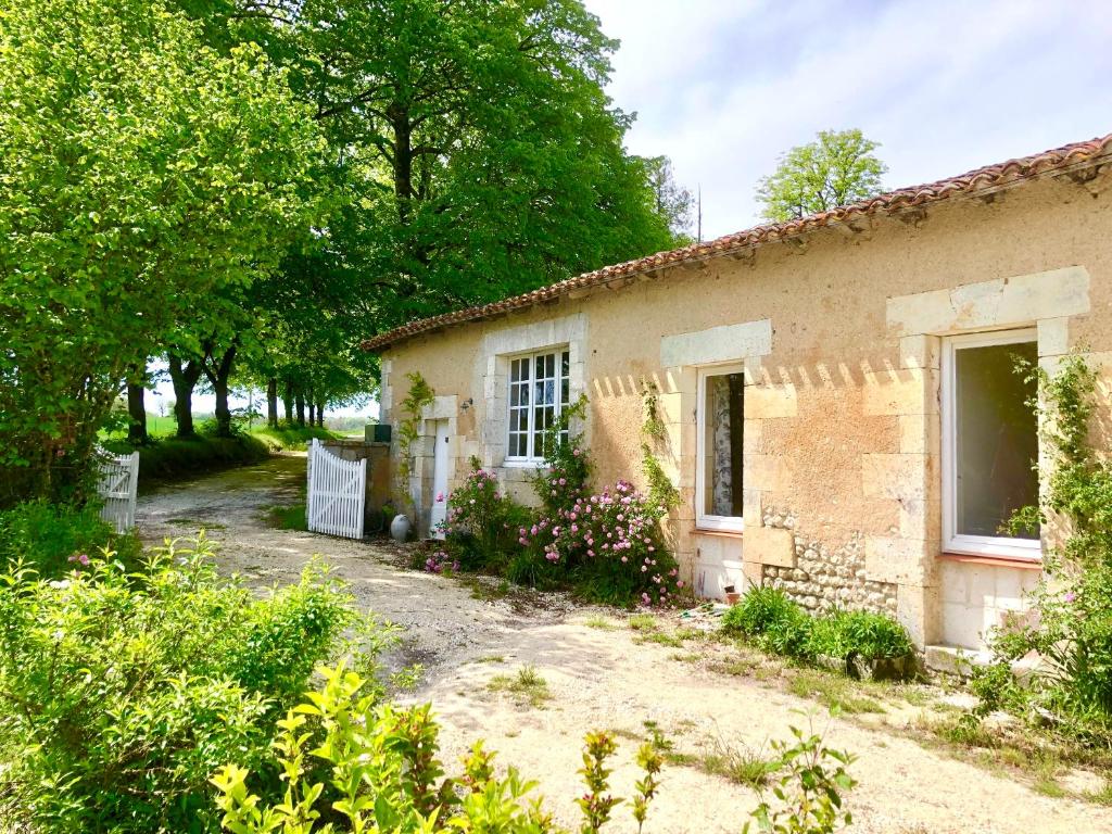 Maison de vacances As seen on A New Life in The Sun - Beautiful 3 bedroom cottage with shared pool Les Bouchiers, 16620 Montboyer