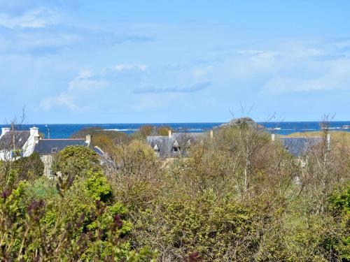 Maison de vacances Atmospheric Breton house with garden at walking distance from the beach  Ploudalmézeau