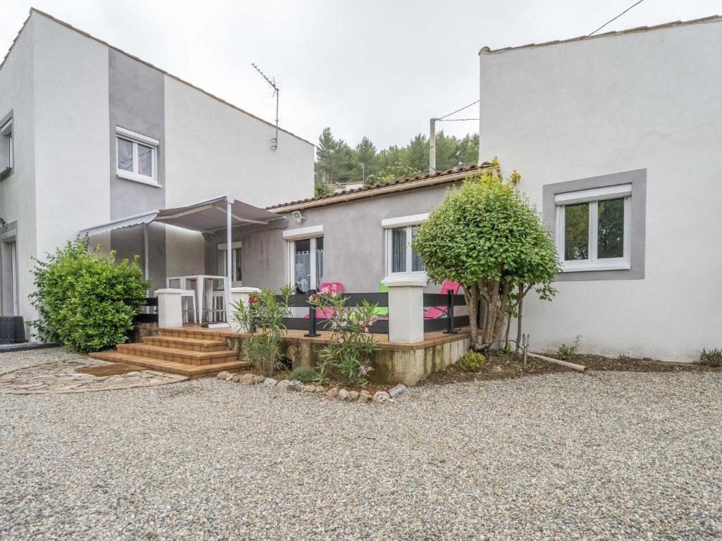 Maison de vacances Attractive Holiday Home in Cessenon Sur Orb with Terrace , 34460 Cessenon