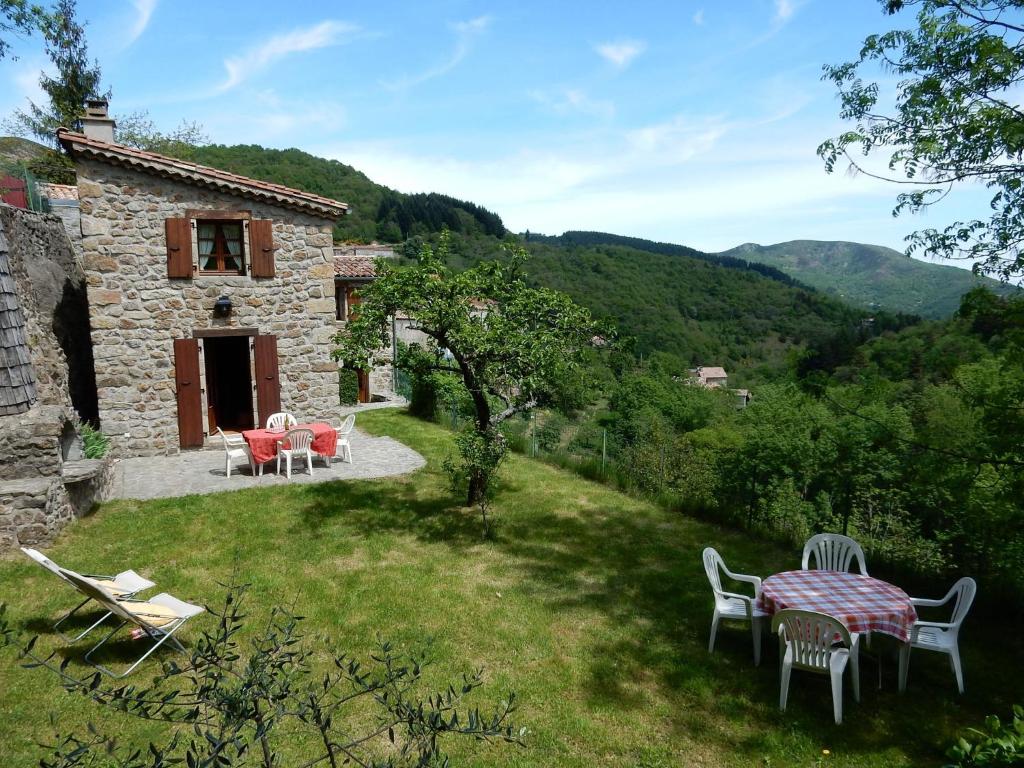 Maison de vacances Attractive Holiday Home Near Forest in Saint Julien du Gua , 7190 Saint-Julien-du-Gua