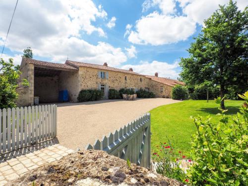 Maison de vacances Attractive holiday home with private swimming pool and pool house in the Vendee  La Chapelle-Thémer