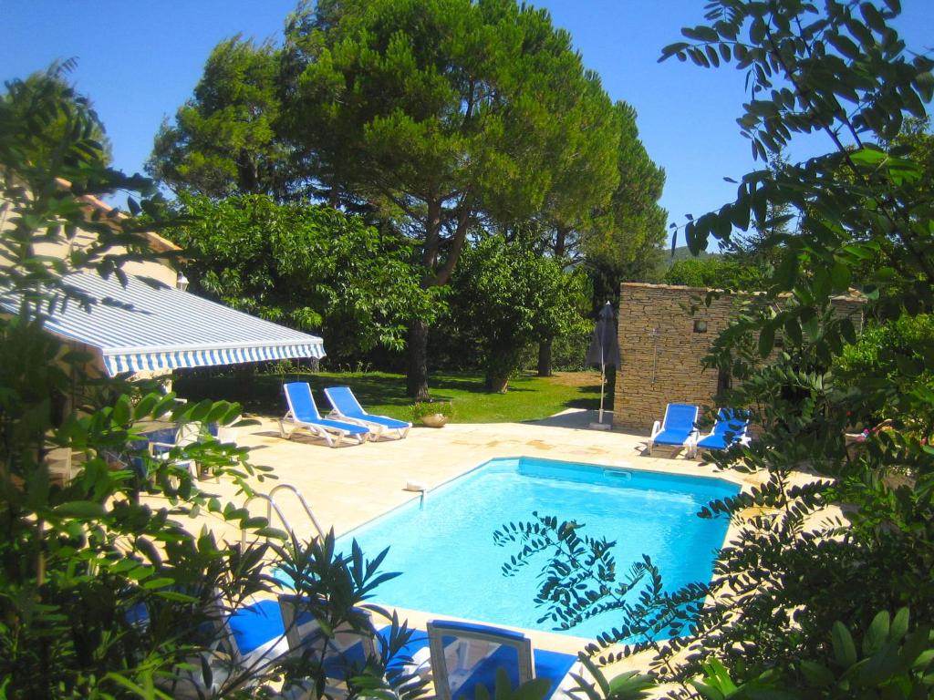 Maison de vacances Attractive, Provencal villa with heated private pool and extensive views , 4280 Céreste