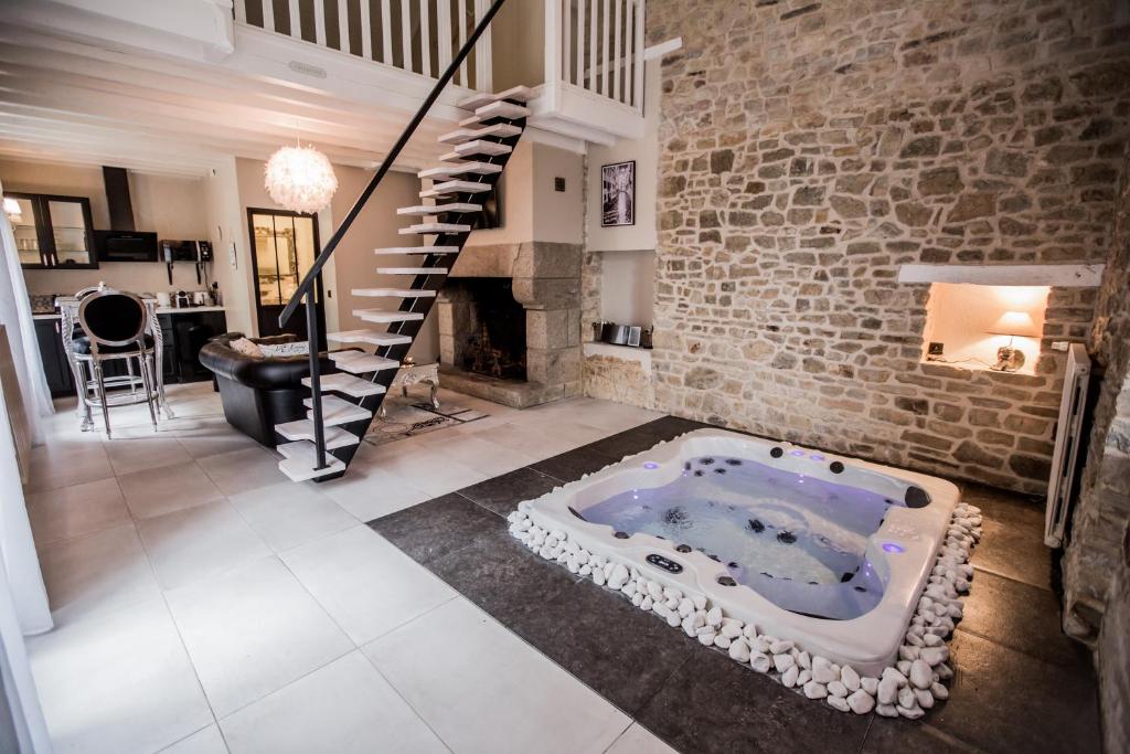 Maisons de vacances Au domaine des anges Gites avec Jacuzzi privatif dans la chambre 77 Avenue du General Patton, 35470 Bain-de-Bretagne