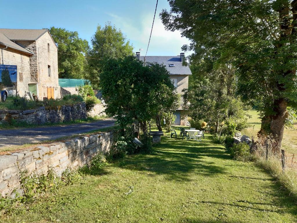 B&B / Chambre d'hôtes Au Domaine des oiseaux Lueysse, 48500 Montredon