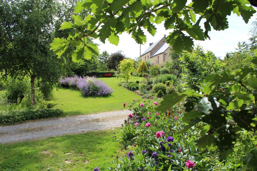 B&B / Chambre d'hôtes Au Jardin Des Violettes Le Champ Meslier, 61380 Mahéru