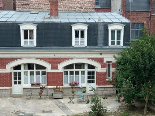 Appartements Au pied du Beffroi Portail bleu Rue du Canon d'Or Arras