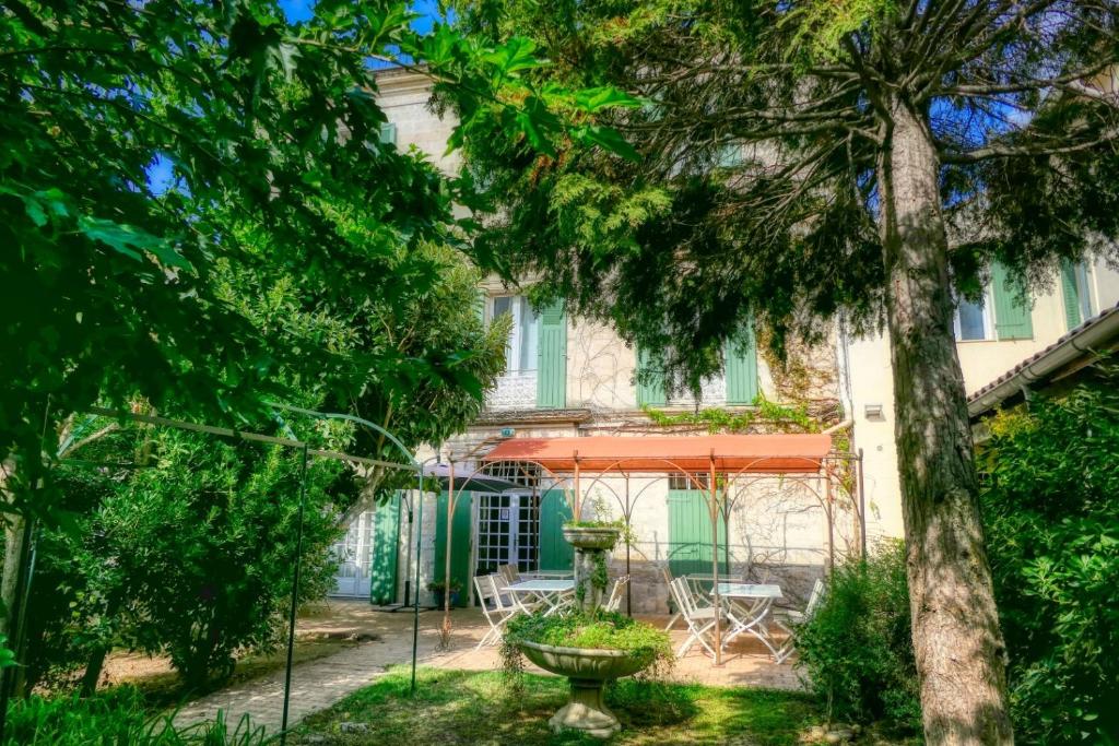 Hôtel Au Saint Roch - Hôtel et Jardin 9 Rue Paul Merindol, 84000 Avignon