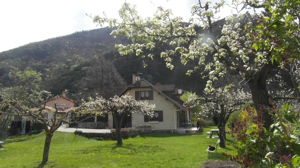 B&B / Chambre d'hôtes Au Vieux Tilleul 28 Rue Jacques Isoard, 05400 Veynes