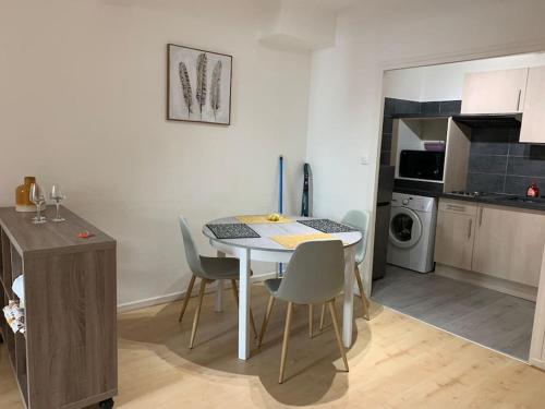 Appartement Aubenas : Beau studio, proche du château 1 10 Rue Radal Aubenas