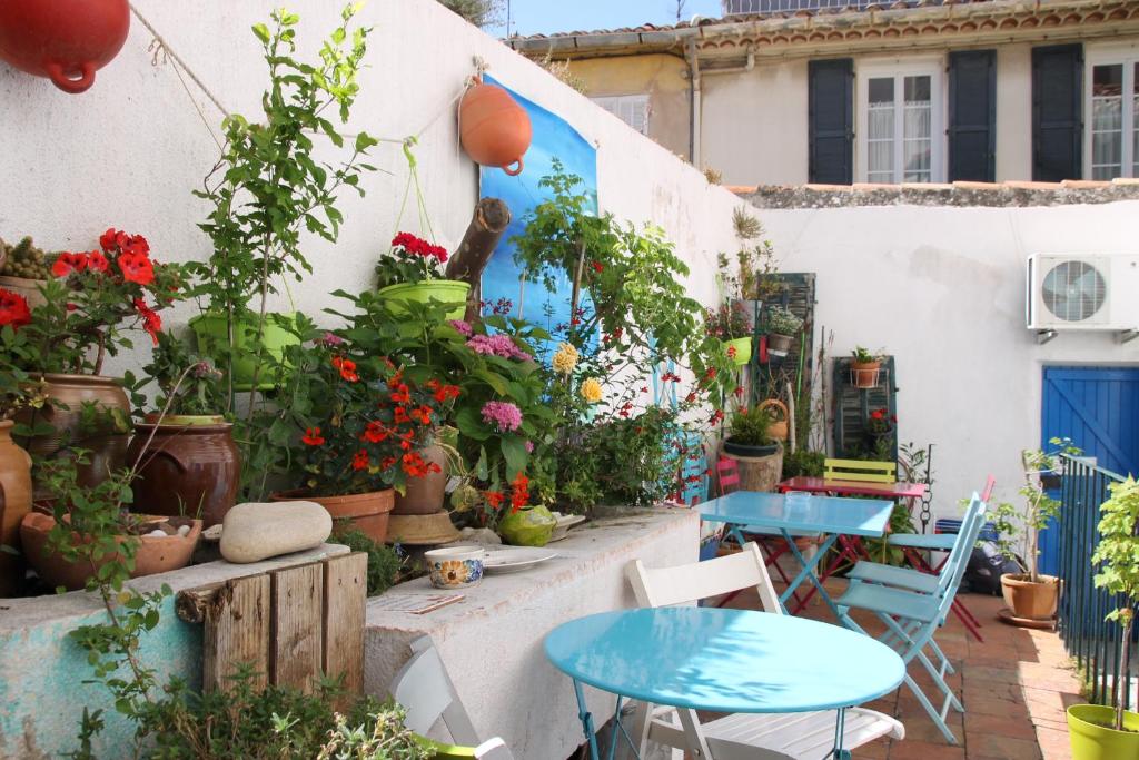 Au Petit chez Soi Croisement Rue Auguste Vidal, Rue Severin Icard, 13260 Cassis