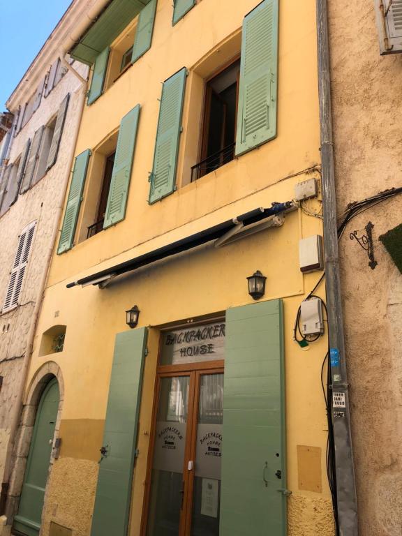 Auberge de jeunesse Backpackers 22 Rue des Casemates 06600 Antibes