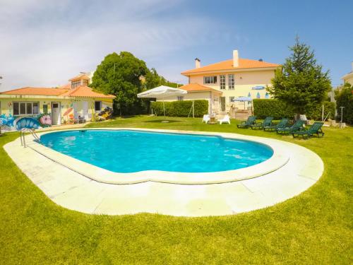 Carcavelos Surf Hostel & Surf Camp