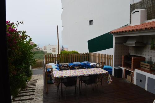 Ericeira Chill Hill Hostel & Private Rooms - Peach Garden