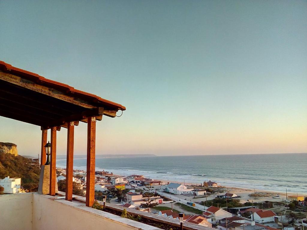 Fonte da Telha Beach Hostel Avenida 1 de maio 66 - Praia Fonte da Telha, 2825-486 Costa da Caparica