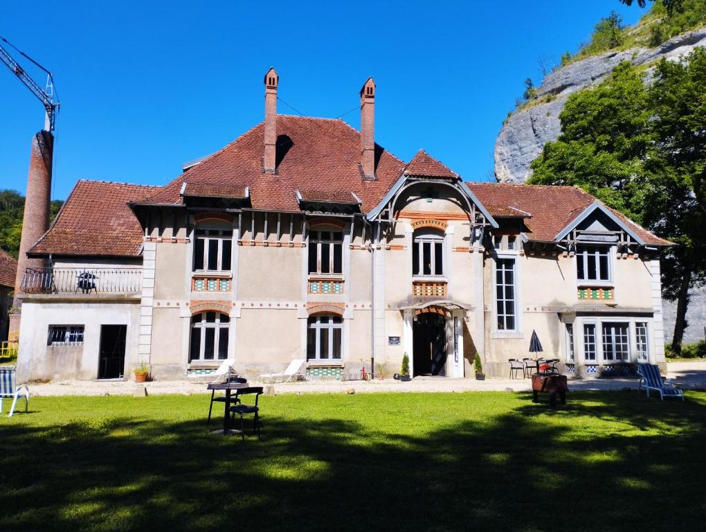 Auberge de jeunesse Gîte atypique dans une maison de caractère en bordure de riviere le Schiste 25930 Lods