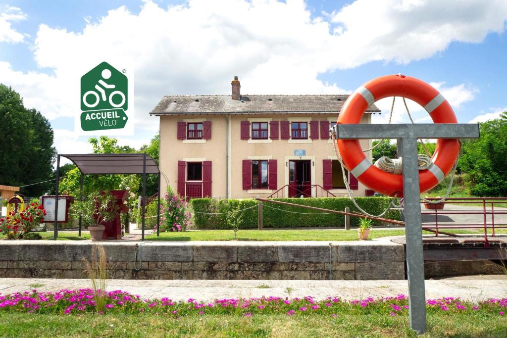 Auberge de jeunesse MARA RIVIERE Gîte d'étape sur la Vélo Francette La petite écluse de Chenillé 49220 La Jaille-Yvon