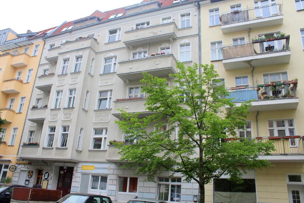 Pension Central Hostel Berlin Naugarder Str. 7, 10409 Berlin