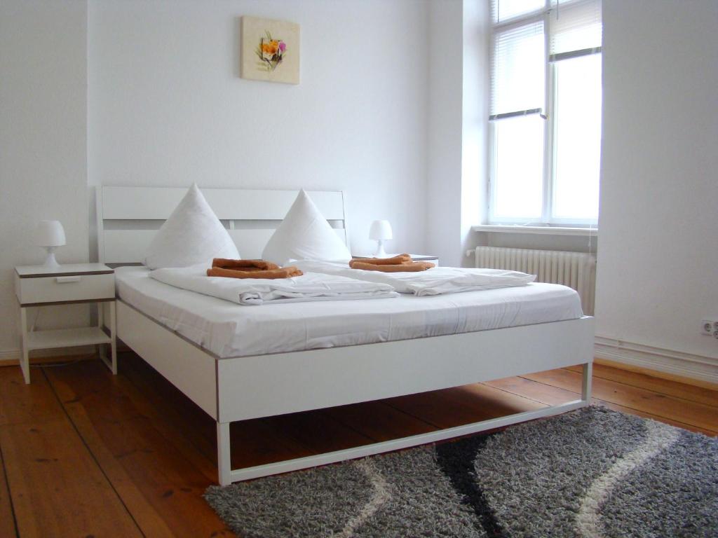 Rooms & Apartment near Zoologischen Garten Kantstrasse 25/Ecke Bleibtreustrasse, 10709 Berlin