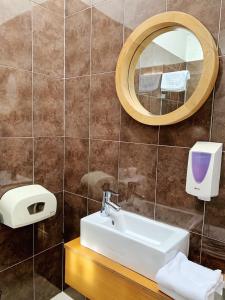 WW Hostel & Suites