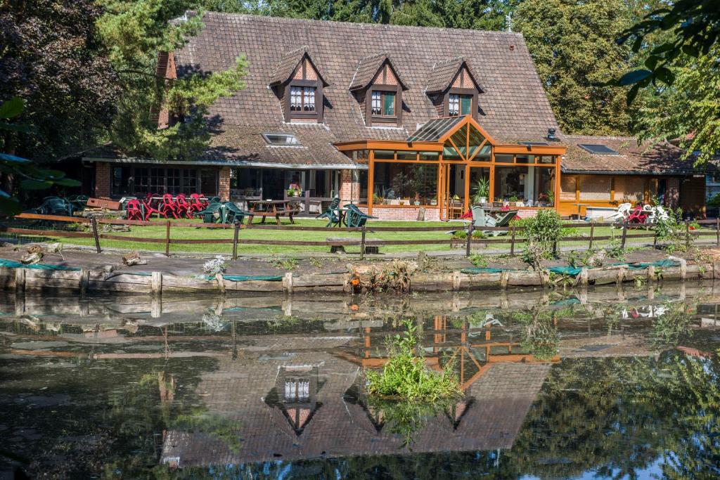 Hôtel AUBERGE du BORD des EAUX - Demi-pension assurée sur réservation 23 Rue du commandant Chaumonot, Mortagne du Nord, 59158 Saint-Amand-les-Eaux