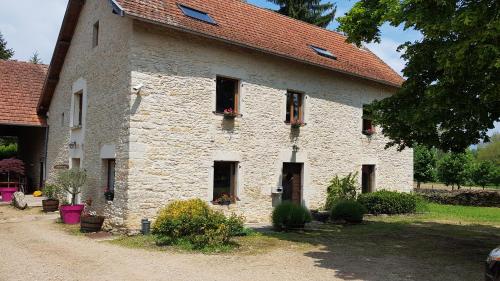 Hôtel Auberge du Vernay 2411 Route d'Optevoz Charette