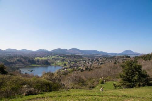 Entre Lacs et Volcans