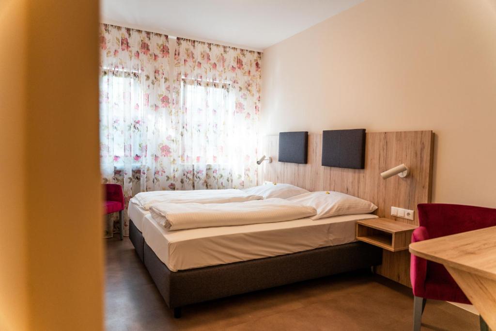 Gasthaus & Weingut zum Stern Peuntgasse 5, 97320 Sulzfeld am Main