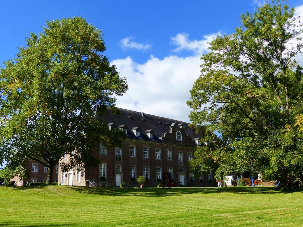 Auberge Kloster Langwaden Kloster Langwaden 1 41516 Grevenbroich