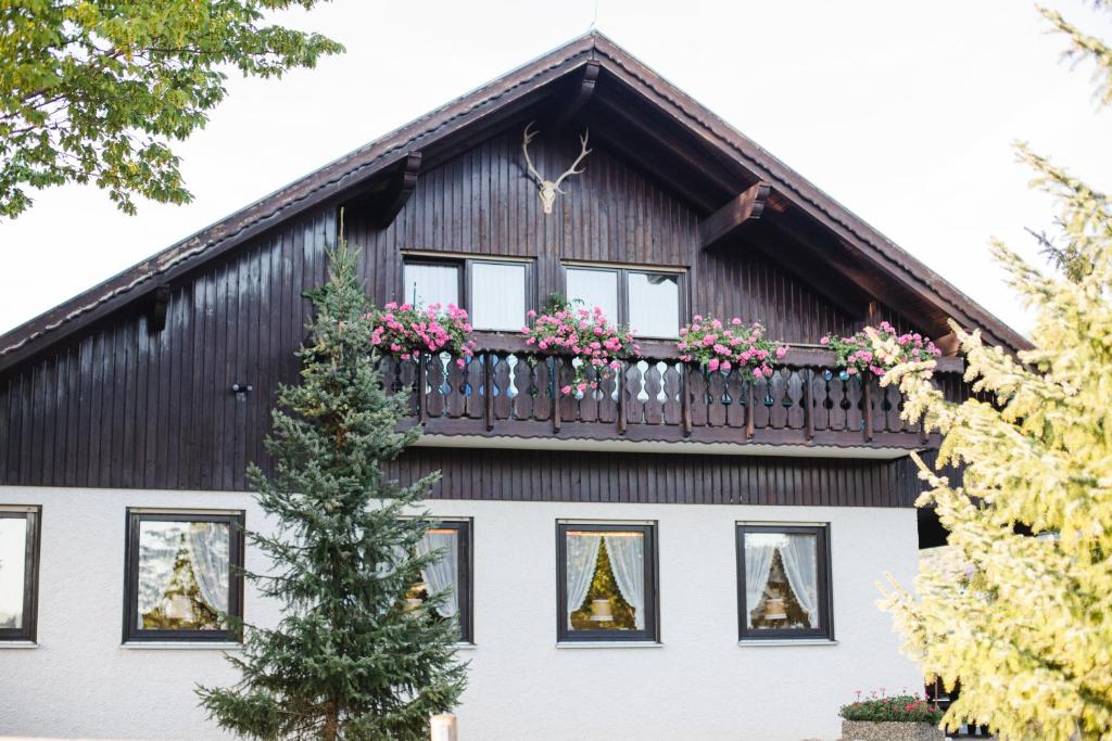 Auberge Landgasthof Heldenberg Am Heldenberg 1+2 73111 Nenningen